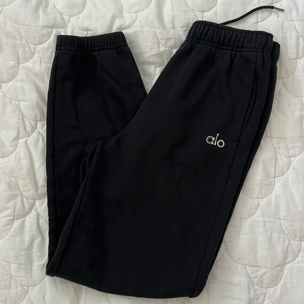 Alo Yoga Accolade Sweatpants in Black